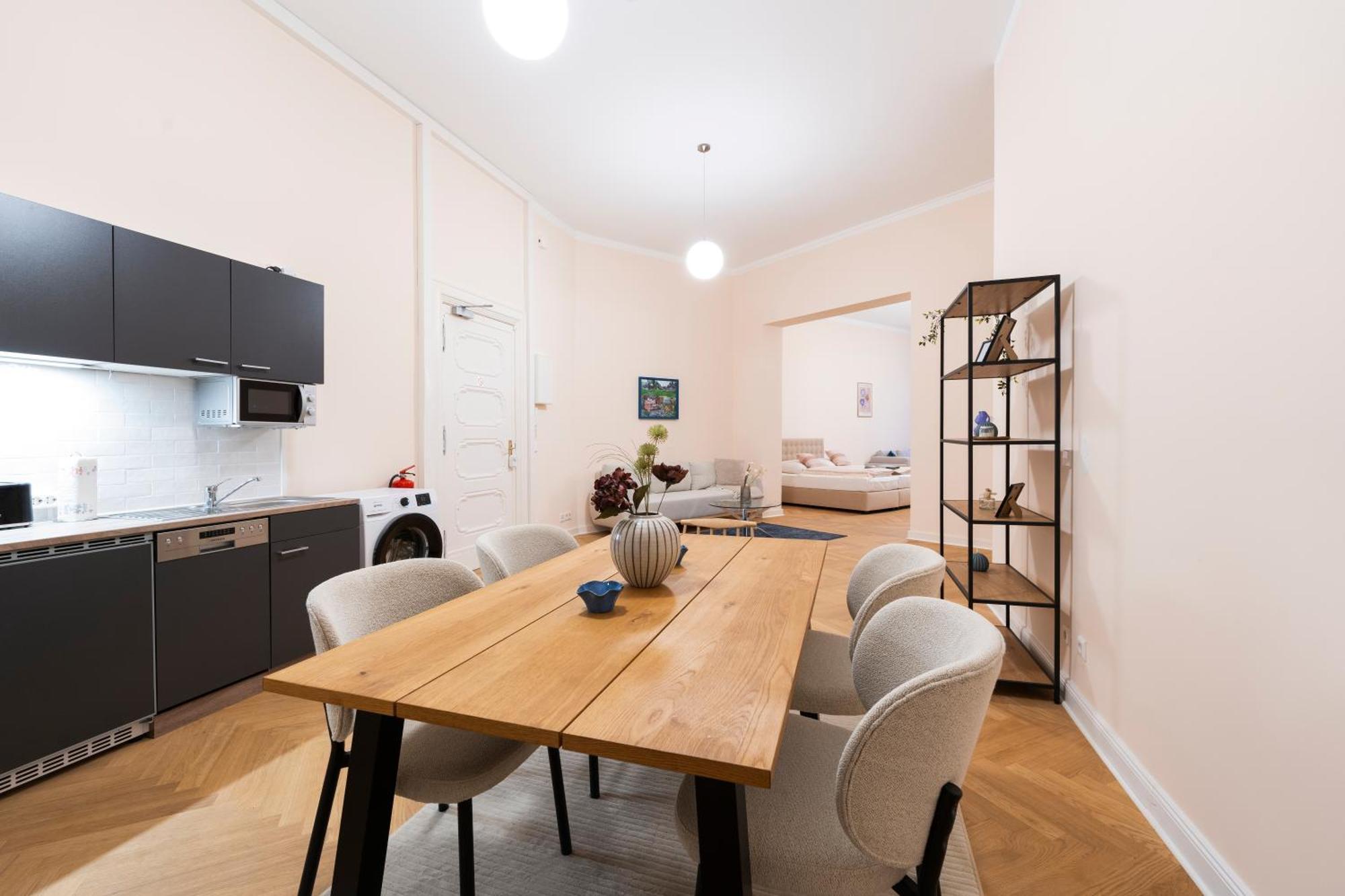 Jomi - Privates Beim Ku'damm * Berlin